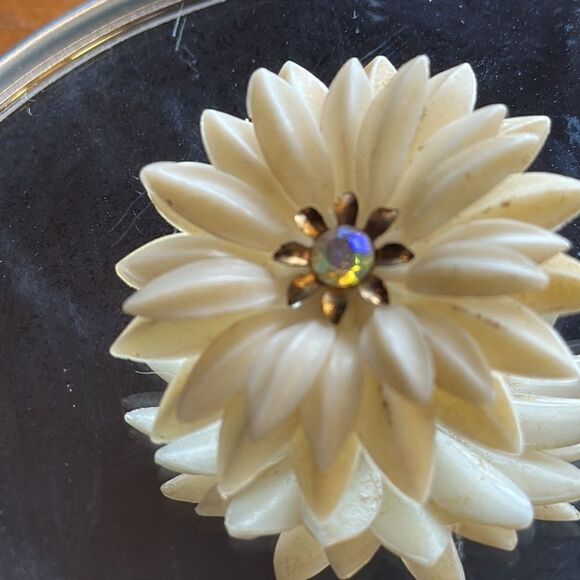 Vintage 60s Coro soft white plastic daisy clip on earrings /rhinestone center - Picture 2 of 6